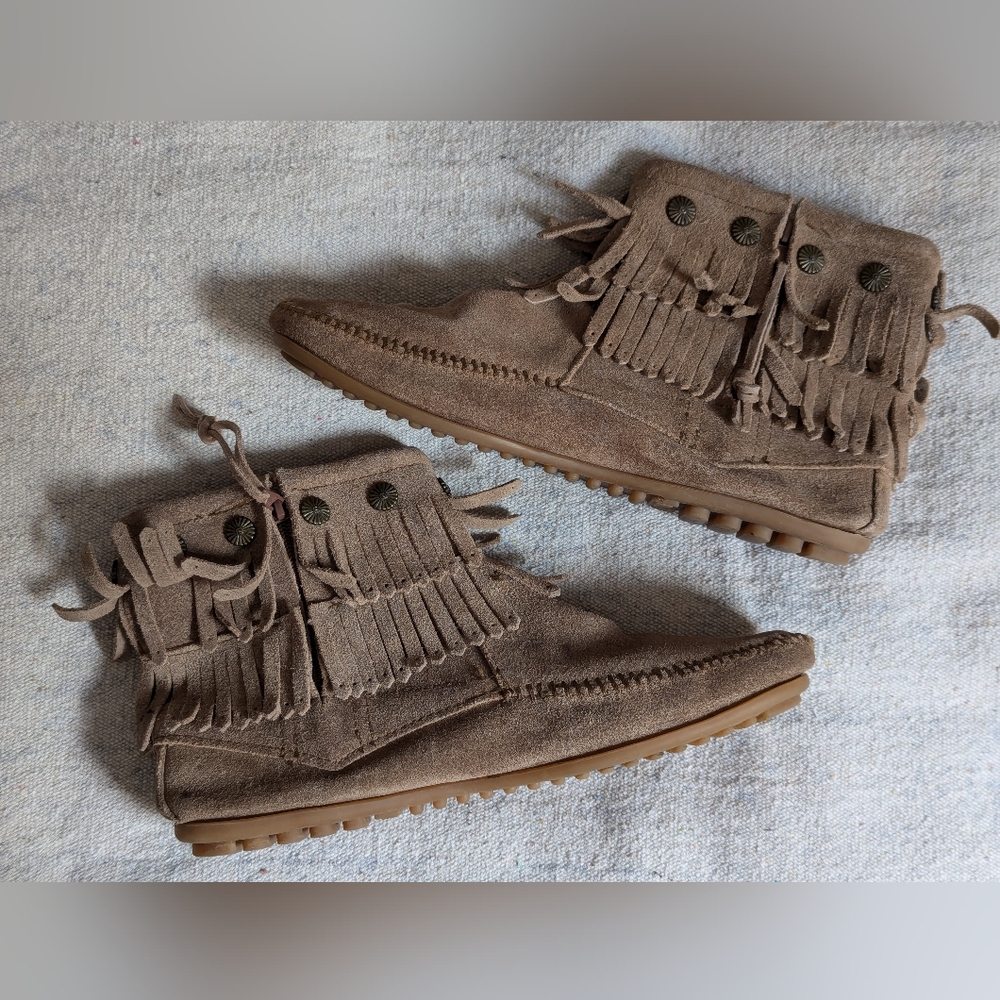 MINNETONKA women's 8.5 double fringe moccasins